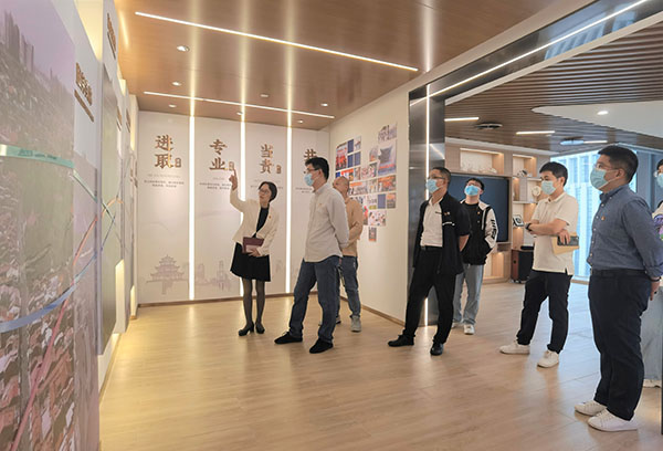 1669274763834327d2PO.jpg 20221122泉州市金融監(jiān)管局副局長黃達(dá)偉參觀公司文化區(qū).jpg